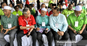 Naib Presiden UMNO, Datuk Seri Ismail Sabri Yaakob (dua kiri) berbual dengan Timbalan Presiden Pas, Datuk Tuan Ibrahim Tuan Man (tiga kiri) ketika sama-sama mengiringi calon Pas ke Pusat Penamaan Calon PRK Seri Setia. - foto FAREEZ FADZIL, 18 OGOS 2018