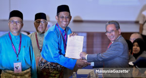 Calon PKR, Halimey Abu Bakar (dua kiri) ketika menyerahkan borang penamaan calon kepada Pegawai Pengurus Suruhanjaya Pilihan Raya (SPR), Datuk Mohd Azizi Mohd Zain (kanan) pada Penamaan Calon Pilihan Raya Kecil (PRK) N.32 Seri Setia di Dewan Sivik MBPJ, Petaling Jaya. Selangor. foto FAREEZ FADZIL, 18 OGOS 2018