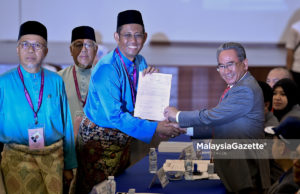 PH nekad guna isu setempat, Pas guna isu manifesto Calon PKR, Halimey Abu Bakar (dua kiri) ketika menyerahkan borang penamaan calon kepada Pegawai Pengurus Suruhanjaya Pilihan Raya (SPR), Datuk Mohd Azizi Mohd Zain (kanan) pada Penamaan Calon Pilihan Raya Kecil (PRK) N.32 Seri Setia di Dewan Sivik MBPJ, Petaling Jaya. Selangor. foto FAREEZ FADZIL, 18 OGOS 2018
