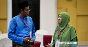 Calon PKR, Halimey Abu Bakar (kiri) berbual bersama calon PAS, Halimah Ali selepas menyerahkan borang penamaan calon pada Penamaan Calon Pilihan Raya Kecil (PRK) N.32 Seri Setia di Dewan Sivik MBPJ, Petaling Jaya. Selangor. foto FAREEZ FADZIL, 18 OGOS 2018