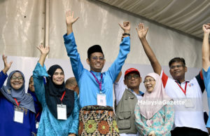 Wan Azizah harap jumlah pengundi Seri Setia melebihi Sungai Kandis Calon PKR, Halimey Abu Bakar (dua kiri) bersama Timbalan Perdana Menteri yang merupakan Presiden PKR, Datuk Seri Wan Azizah Wan Ismail (dua kanan) serta yang lain selepas menyerahkan borang penamaan calon pada Penamaan Calon Pilihan Raya Kecil (PRK) N.32 Seri Setia di Dewan Sivik MBPJ, Petaling Jaya. Selangor. foto FAREEZ FADZIL, 18 OGOS 2018