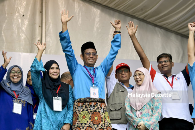 MGF18082018_PENAMAAN CALON SERI SETIA_30 Calon PKR, Halimey Abu Bakar (dua kiri) bersama Timbalan Perdana Menteri yang merupakan Presiden PKR, Datuk Seri Wan Azizah Wan Ismail (dua kanan) serta yang lain selepas menyerahkan borang penamaan calon pada Penamaan Calon Pilihan Raya Kecil (PRK) N.32 Seri Setia di Dewan Sivik MBPJ, Petaling Jaya. Selangor. foto FAREEZ FADZIL, 18 OGOS 2018