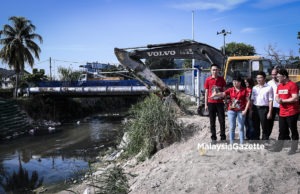 Calon PH janji selesaikan masalah banjir, kesesakan di Balakong Calon Pakatan Harapan N.27 Balakong, Wong Siew Ki (tiga kanan) meninjau tapak projek naik taraf Sungai Balak sempena kempen Pilihan Raya Kecil (PRK) N.27 Balakong di Kampung Baru Balakong, Selangor. foto HAZROL ZAINAL, 20 OGOS 2018.