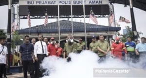 Ketua Polis Negara, Tan Sri Mohamad Fuzi Harun menyembur 'fogging' sebagai gimik Pelancaran Gotong-Royong Mega 1.0 Perangi Aedes Peringkat PDRM di Menara 1, Ibu Pejabat Polis Diraja Malaysia (PDRM) Bukit Aman, Kuala Lumpur. foto AFIQ RAZALI, 20 OGOS 2018.