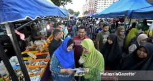 Calon Pas, Dr. Halimah Ali (tengah) beramah mesra dan mengedarkan risalah pengenalan calon kepada orang ramai sempena kempen Pilihan Raya Kecil (PRK) N.32 Seri Setia di Pasar Malam Kampung Lindungan, Petaling Jaya. Selangor. foto FAREEZ FADZIL, 20 OGOS 2018.