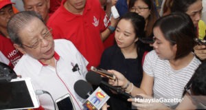 Penasihat DAP, Lim Kit Siang bercakap kepada media sempena mini ceramah di Pekan Batu 11, Cheras, Kuala Lumpur. foto MIRZA HASIM, 22 OGOS 2018