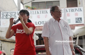 Jangan curi manifesto PH, kata calon PH di Balakong Calon Pakatan Harapan N.27 Balakong, Wong Siew Ki (kiri) dan Penasihat DAP, Lim Kit Siang (kanan) sedang bercakap dengan penduduk setempat sempena mini ceramah di Pekan Batu 11, Cheras, Kuala Lumpur. foto MIRZA HASIM, 22 OGOS 2018