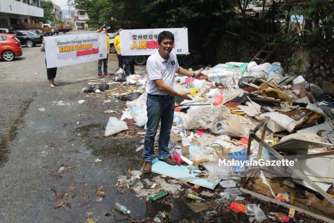 MGF23082018_PC KES DENGGI SELANGOR05 (1) Calon MCA N.27 Balakong, Tan Chee Teong menunjukkan sampah-sarap antara punca masalah tertinggi kes denggi yang dihadapi oleh penduduk di Taman Seri Cheras, Selangor. foto MIRZA HASIM, 23 OGOS 2018