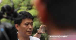 Calon MCA N.27 Balakong, Tan Chee Teong bercakap kepada media berkenaan punca masalah tertinggi kes denggi di Taman Seri Cheras, Selangor. foto MIRZA HASIM, 23 OGOS 2018