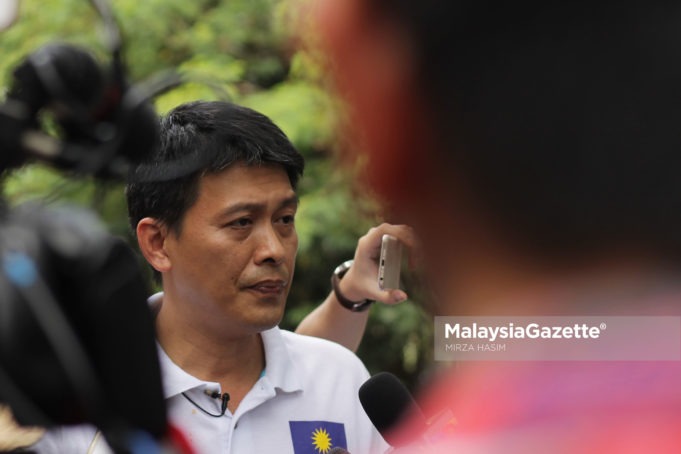 Calon MCA N.27 Balakong, Tan Chee Teong bercakap kepada media berkenaan punca masalah tertinggi kes denggi di Taman Seri Cheras, Selangor. foto MIRZA HASIM, 23 OGOS 2018