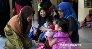 Calon Pas, Dr. Halimah Ali (kiri) beramah mesra dengan sebahagian penduduk ketika melawat Projek Perumahan Rakyat (PPR) Lembah Subang sempena kempen Pilihan Raya Kecil (PRK) N.32 Seri Setia di Petaling Jaya, Selangor. foto FAREEZ FADZIL, 23 OGOS 2018.