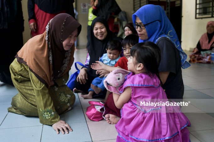 Calon Pas, Dr. Halimah Ali (kiri) beramah mesra dengan sebahagian penduduk ketika melawat Projek Perumahan Rakyat (PPR) Lembah Subang sempena kempen Pilihan Raya Kecil (PRK) N.32 Seri Setia di Petaling Jaya, Selangor. foto FAREEZ FADZIL, 23 OGOS 2018.