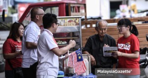 Calon Pakatan Harapan N.27 Balakong, Wong Siew Ki (kanan) beramah mesra bersama sebahagian pelanggan restoran ketika sesi "walkabout" sempena kempen Pilihan Raya Kecil N. 47 Balakong di Restoran Wheng Wah, Cheras, Selangor. foto HAZROL ZAINAL, 23 OGOS 2018.