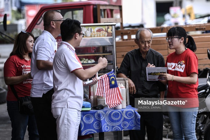 Calon Pakatan Harapan N.27 Balakong, Wong Siew Ki (kanan) beramah mesra bersama sebahagian pelanggan restoran ketika sesi 