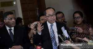 Peguam 1Malaysia Development Bhd. (1MDB), Global Investment Ltd., Energy Holdings Ltd. dan kerajaan Malaysia, Ong Chee Kwan (tengah) bercakap kepada media selepas membuat permohonan untuk menjual kapal Equanimity di Mahkamah Tinggi Kuala Lumpur, Jalan Duta. foto FAREEZ FADZIL, 24 OGOS 2018