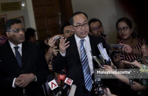 Peguam 1Malaysia Development Bhd. (1MDB), Global Investment Ltd., Energy Holdings Ltd. dan kerajaan Malaysia, Ong Chee Kwan (tengah) bercakap kepada media selepas membuat permohonan untuk menjual kapal Equanimity di Mahkamah Tinggi Kuala Lumpur, Jalan Duta. foto FAREEZ FADZIL, 24 OGOS 2018