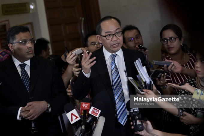 MGF24082018_MAHKAMAH KAPAL EQUANIMITY_12 Peguam 1Malaysia Development Bhd. (1MDB), Global Investment Ltd., Energy Holdings Ltd. dan kerajaan Malaysia, Ong Chee Kwan (tengah) bercakap kepada media selepas membuat permohonan untuk menjual kapal Equanimity di Mahkamah Tinggi Kuala Lumpur, Jalan Duta. foto FAREEZ FADZIL, 24 OGOS 2018
