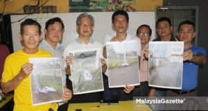Calon MCA N.27 Balakong, Tan Chee Teong (empat kanan) menunjukkan pada media kain rentang dan poster calon MCA yang dirosakkan selepas sidang media di Taman Berjaya, Kajang, Selangor. foto MIRZA HASIM, 24 OGOS 2018