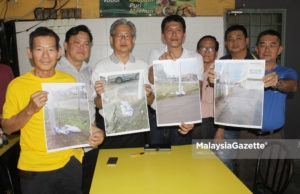 Calon MCA N.27 Balakong, Tan Chee Teong (empat kanan) menunjukkan pada media kain rentang dan poster calon MCA yang dirosakkan selepas sidang media di Taman Berjaya, Kajang, Selangor. foto MIRZA HASIM, 24 OGOS 2018