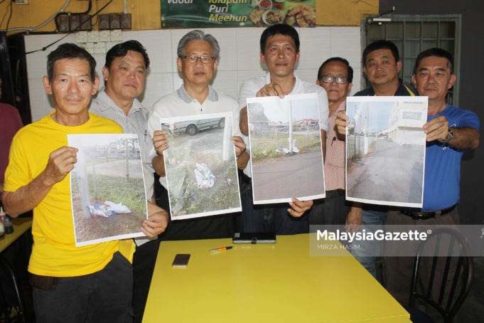 Calon MCA N.27 Balakong, Tan Chee Teong (empat kanan) menunjukkan pada media kain rentang dan poster calon MCA yang dirosakkan selepas sidang media di Taman Berjaya, Kajang, Selangor. foto MIRZA HASIM, 24 OGOS 2018