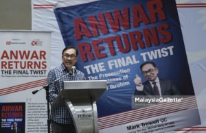 Ketua Umum Parti Keadilan Rakyat (PKR), Datuk Seri Anwar Ibrahim berucap pada majlis Pelancaran Buku Anwar Return The Final Twist di Hilton Hotel, Kuala Lumpur. foto SYAFIQ AMBAK, 26 OGOS 2018