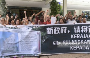 Penduduk Lorong Peel gesa Khalid Samad batal kelulusan bangun kondo Ketua Biro Pemantau Salah Guna Kuasa dan Hal Ehwal Kaum Cina PMSP, Tony Tan (tengah) bersama penduduk memegang kain rentang ketika membuat bantahan pada sidang media mengenai kelulusan pembinaan kondominium mewah di atas tanah yang diwartakan untuk pembinaan jalan di Ibu Pejabat Dewan Bandaraya Kuala Lumpur (DBKL), Kuala Lumpur. foto SYAFIQ AMBAK, 28 OGOS 2018.