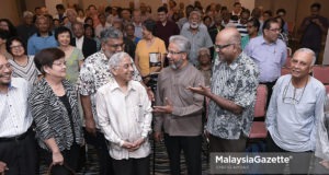 Menteri di Jabatan Perdana Menteri (Perpaduan Negara dan Kesejahteraan Sosial), Yb Senator Waytha Moorthy (tengah) beramah mesra dengan pertubuhan bukan kerajaan (NGO) pada pembukaan Forum Malaysia Baru Selepas 61 Tahun Merdeka di Hotel Armada, Petaling Jaya. foto SYAFIQ AMBAK, 28 OGOS 2018.