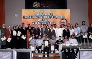 Menteri Pendidikan, Dr Maszlee Malik bergambar kenangan bersama pelajar Turki pada Majlis Penutup Program Mobiliti Pemerkasaan Bahasa Inggeris di Kementerian Pendidikan, Putrajaya. foto HAZROL ZAINAL, 27 OGOS 2018.