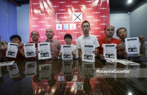 Calon MCA diberi tempoh 24 jam minta maaf kepada DAP Calon Pakatan Harapan N.27 Balakong, Wong Siew Ki (tengah) sambil diiringi ADUN Seri Kembangan, Ean Yong Hian Wah (tiga kanan) menunjukkan laporan mengenai tindakan undang undang terhadap fitnah yang dilakukan oleh calon MCA di Bilik Gerakan Utama Pakatan Harapan, Cheras Perdana, Selangor. foto AFFAN FAUZI, 27 OGOS 2018.