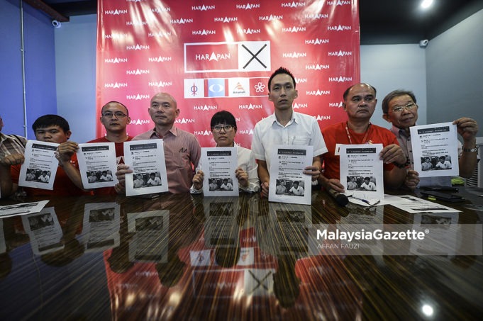 MGF27082018_SIDANG MEDIA CALON PH11 Calon Pakatan Harapan N.27 Balakong, Wong Siew Ki (tengah) sambil diiringi ADUN Seri Kembangan, Ean Yong Hian Wah (tiga kanan) menunjukkan laporan mengenai tindakan undang undang terhadap fitnah yang dilakukan oleh calon MCA di Bilik Gerakan Utama Pakatan Harapan, Cheras Perdana, Selangor. foto AFFAN FAUZI, 27 OGOS 2018.