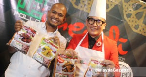 Usahawan Pollo Mendi, En. Mohd Fadzil Hashim (kiri) dan Pengacara, Dato AC Mizal (kanan) menunjukkan jenis-jenis makanan "ready to eat" (RTE) selepas sidang media berkenaan Syarikat penyedia makanan Pollo Mendi "Pollo Mendi" sempena majlis mengumumkan Dato AC Mizal sebagai rakan kongsi baharu. foto MIRZA HASIM, 27 OGOS 2018