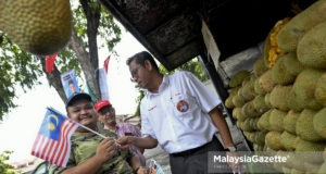 Calon Pakatan Harapan (PH), Halimey Abu Bakar (dua kiri) mengedarkan Jalur Gemilang kepada peniaga pada Bulan Kemerdekaan sempena kempen Pilihan Raya Kecil (PRK) N.32 Seri Setia di Pusat Penjaja SS5D/2 Kelana Jaya, Petaling Jaya, Selangor. foto FAREEZ FADZIL, 27 OGOS 2018