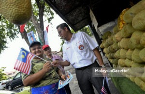 Calon PH janji jadi pemimpin untuk semua kaum Calon Pakatan Harapan (PH), Halimey Abu Bakar (dua kiri) mengedarkan Jalur Gemilang kepada peniaga pada Bulan Kemerdekaan sempena kempen Pilihan Raya Kecil (PRK) N.32 Seri Setia di Pusat Penjaja SS5D/2 Kelana Jaya, Petaling Jaya, Selangor. foto FAREEZ FADZIL, 27 OGOS 2018
