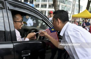 Memorandum belia Seri Setia akan dikaji – Halimey Calon Pakatan Harapan (PH), Halimey Abu Bakar (kanan) mengedarkan Jalur Gemilang kepada orang ramai pada Bulan Kemerdekaan sempena kempen Pilihan Raya Kecil (PRK) N.32 Seri Setia di Pusat Penjaja SS5d/2 Kelana Jaya, Petaling Jaya. Selangor. foto FAREEZ FADZIL, 27 OGOS 2018