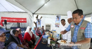 Calon Pakatan Harapan (PH), Halimey Abu Bakar (kanan) menunjukkan kebolehan kepada peserta sambil diperhatikan Chef Mior Azam Shah Mior Yahya (dua kanan) semasa demonstrasi masakan sempena kempen Pilihan Raya Kecil (PRK) N.32 Seri Setia di Bilik Gerakan Utama, Petaling Jaya. Selangor. foto FAREEZ FADZIL, 28 OGOS 2018