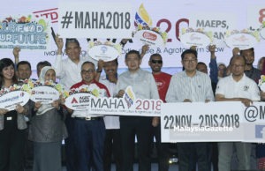 Menteri Pertanian dan Industri Asas Tani, Datuk Salahuddin Ayub (tengah) bergambar bersama rakan strategik pada majlis CountDown MAHA 2018 di MAEPS, Serdang, Selangor. foto SYAFIQ AMBAK, 29 OGOS 2018.