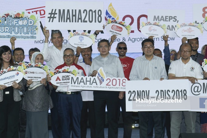 Menteri Pertanian dan Industri Asas Tani, Datuk Salahuddin Ayub (tengah) bergambar bersama rakan strategik pada majlis CountDown MAHA 2018 di MAEPS, Serdang, Selangor. foto SYAFIQ AMBAK, 29 OGOS 2018.
