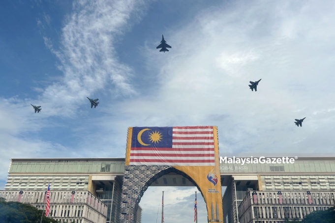 Pasukan pesawat akrobatik negara membuat latihan diruang udara pada sesi raptai Sambutan Hari Kebangsaan 2018 di Dataran Putrajaya. foto IQBAL BASRI, 29 OGOS 2018.