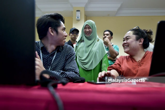 MGF29082018_WALKABOUT CALON PAS_03 Calon Pas, Dr. Halimah Ali beramah mesra dengan sebahagian pengamal media sempena kempen Pilihan Raya Kecil (PRK) N.32 Seri Setia di Pusat Media PRK Seri Setia, Hotel TH Kelana Jaya, Petaling Jaya. Selangor. foto FAREEZ FADZIL, 29 OGOS 2018.