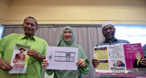 Dua Naib Presiden Pas, Idris Ahmad (kanan) dan Datuk Iskandar Abdul Samad (kiri) menunjukkan risalah pengenalan calon parti itu dalam PRK Seri Setia, Dr. Halimah Ali (tengah) di Pusat Media PRK Seri Setia, Hotel TH Kelana Jaya, Petaling Jaya. Selangor. foto FAREEZ FADZIL, 29 OGOS 2018.