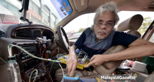 Abdul Hamid Yeop Zainuddin menunjukkan prototaip sistem penggunaan air yang dapat menjimatkan penggunaan petrol pada sesebuah kenderaan di Pejabat Malaysia Gazette. foto IQBAL BASRI.