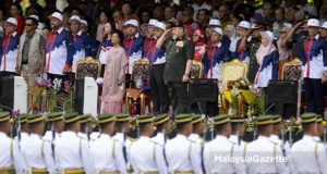 Yang di-Pertuan Agong, Sultan Muhammad V berkenan tabik hormat ke Batalion Pertama Rejimen Askar Melayu Diraja pada Sambutan Hari Kebangsaan 2018 diiringi Perdana Menteri, Tun Dr. Mahathir Mohamad (lima kiri) dan barisan Menteri-Menteri Kabinet di Perbadanan Putrajaya, Putrajaya. foto FAREEZ FADZIL, 31 OGOS 2018