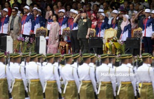 Yang di-Pertuan Agong, Sultan Muhammad V berkenan tabik hormat ke Batalion Pertama Rejimen Askar Melayu Diraja pada Sambutan Hari Kebangsaan 2018 diiringi Perdana Menteri, Tun Dr. Mahathir Mohamad (lima kiri) dan barisan Menteri-Menteri Kabinet di Perbadanan Putrajaya, Putrajaya. foto FAREEZ FADZIL, 31 OGOS 2018