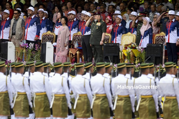 Yang di-Pertuan Agong, Sultan Muhammad V berkenan tabik hormat ke Batalion Pertama Rejimen Askar Melayu Diraja pada Sambutan Hari Kebangsaan 2018 diiringi Perdana Menteri, Tun Dr. Mahathir Mohamad (lima kiri) dan barisan Menteri-Menteri Kabinet di Perbadanan Putrajaya, Putrajaya. foto FAREEZ FADZIL, 31 OGOS 2018