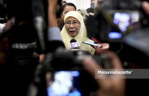 Timbalan Perdana Menteri, Datuk Seri Wan Azizah Wan Ismail bercakap kepada media ketika menghadiri sesi perbahasan di Dewan Rakyat, Bangunan Parlimen, Kuala Lumpur. foto FAREEZ FADZIL, 16 OGOS 2018