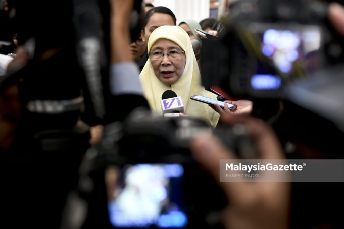 MGF6082018_SIDANG PARLIMEN_04 Timbalan Perdana Menteri, Datuk Seri Wan Azizah Wan Ismail bercakap kepada media ketika menghadiri sesi perbahasan di Dewan Rakyat, Bangunan Parlimen, Kuala Lumpur. foto FAREEZ FADZIL, 16 OGOS 2018