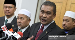 Ahli Parlimen Kota Bharu, Datuk Takiyuddin Hassan bersama Ahli Parlimen Kubang Kerian, Datuk Tuan Ibrahim Tuan Man (dua kiri) bercakap kepada media ketika menghadiri sesi perbahasan di Dewan Rakyat, Bangunan Parlimen, Kuala Lumpur. foto FAREEZ FADZIL, 16 OGOS 2018