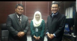Ibuyati (tengah) bersama Mujahid (kiri) dalam satu pertemuan di Kuala Lumpur baru-baru ini.
