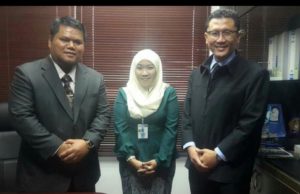 Ibuyati (tengah) bersama Mujahid (kiri) dalam satu pertemuan di Kuala Lumpur baru-baru ini.