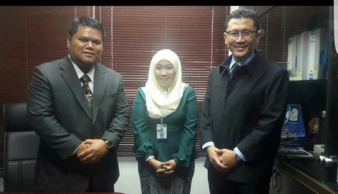 Ibuyati (tengah) bersama Mujahid (kiri) dalam satu pertemuan di Kuala Lumpur baru-baru ini.